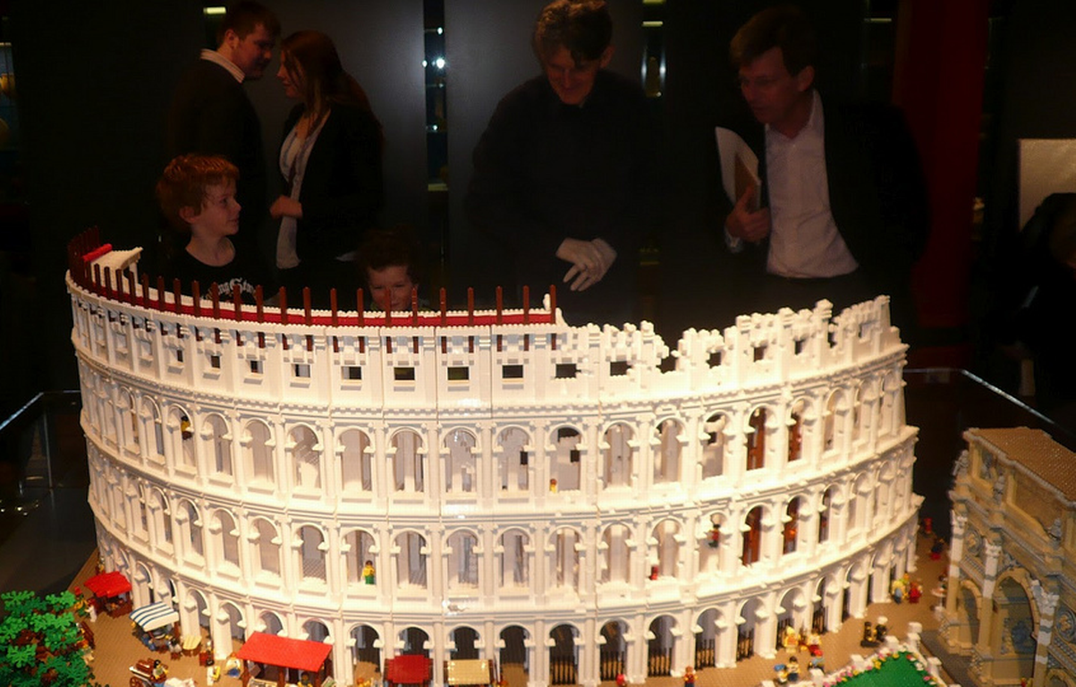 LEGO модель Римского Колизея