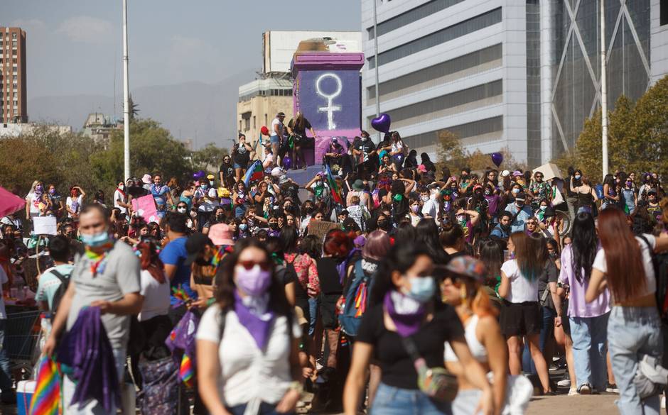 Desvíos y cierres de estaciones del Metro: Mujeres marchan por la Alameda  en conmemoración del 8M