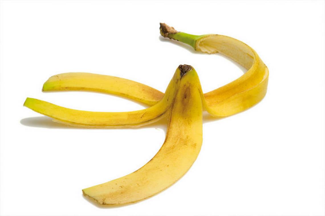 Кожура банана для лица. Банановая кожура. Огурец в банановой кожуре. Банан в разрезе. Оружие из кожуры банана.