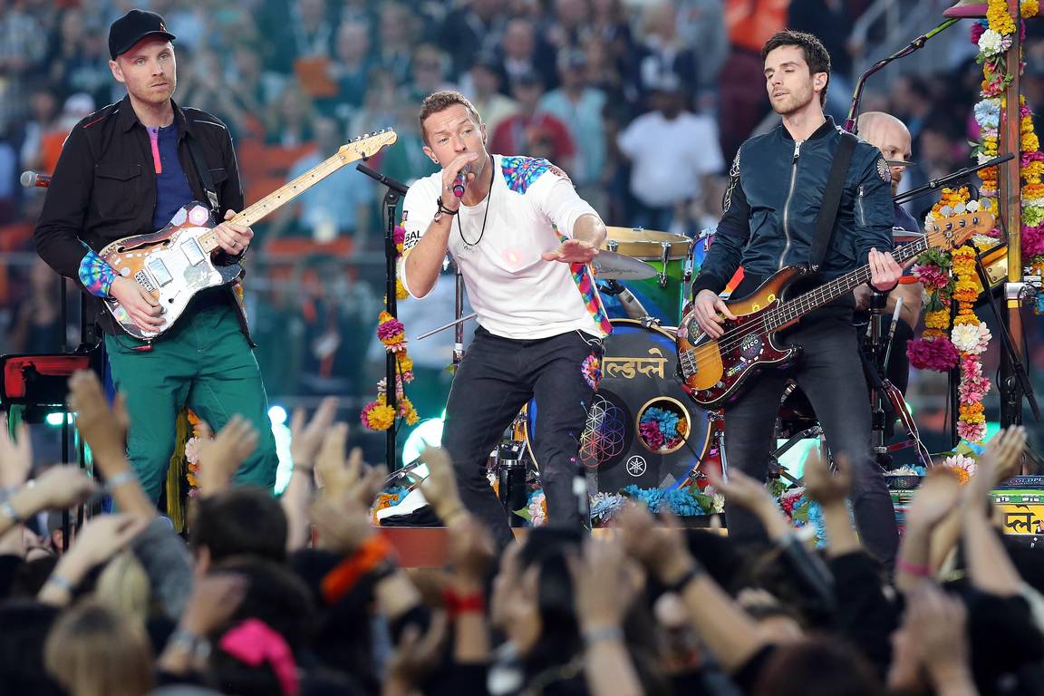 Концерты группы на на в 2024 году. Колдплей группа концерт в Бразилии. Группа Coldplay концерт. Coldplay & the Chainsmokers солист. Группа колдплей и ФК Барселона.